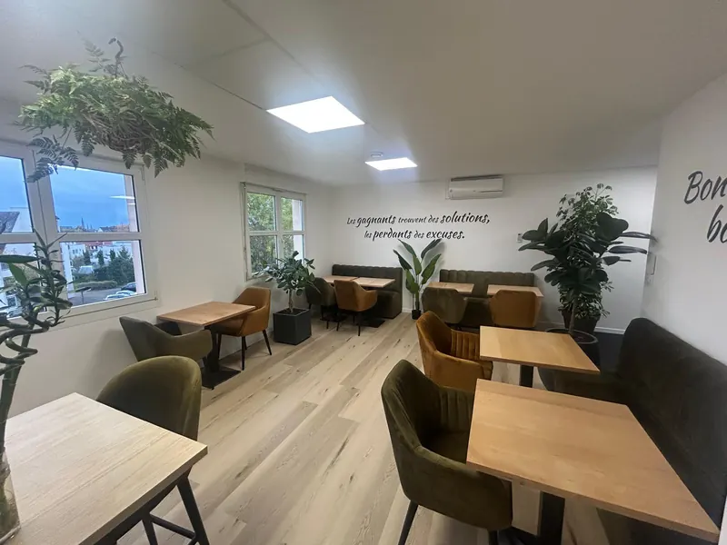 La cafétéria de Rob Valley, tables en bois et fauteuils