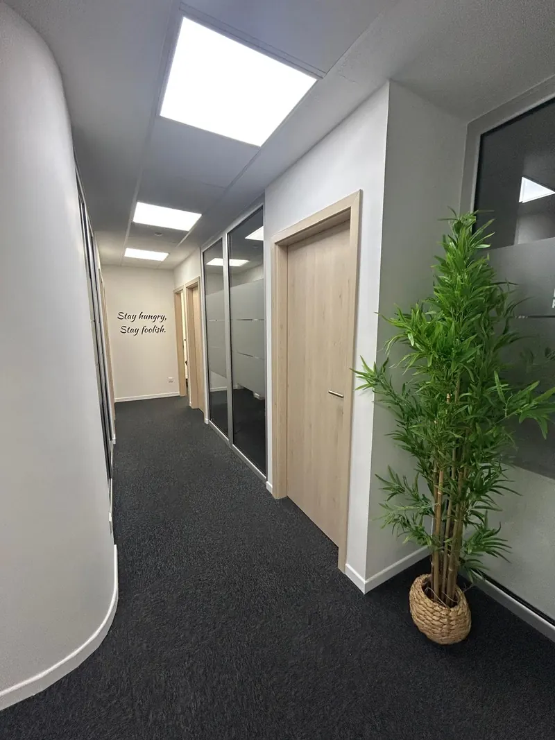 Le couloir des bureaux privatifs de Rob Valley