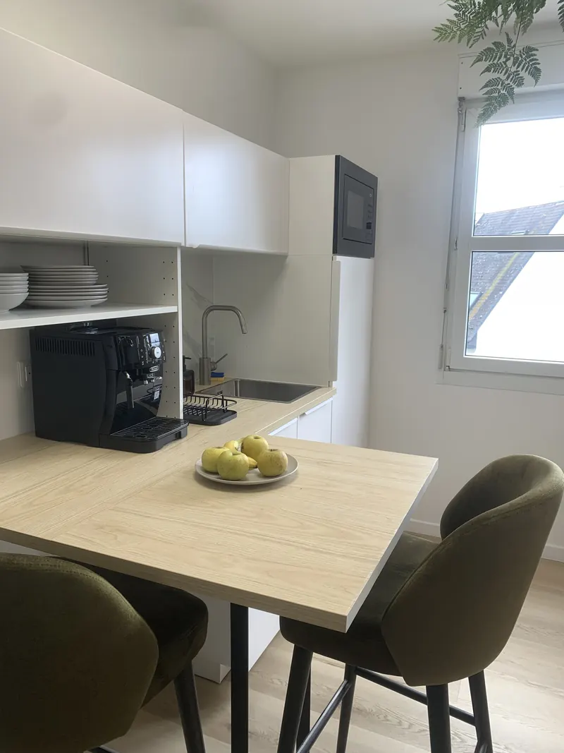 La cuisine équipée avec sa machine à café