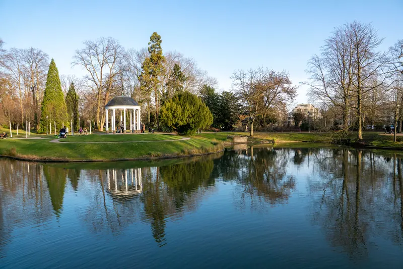 Le kiosque du parc de l’Orangerie au bord de l’étang