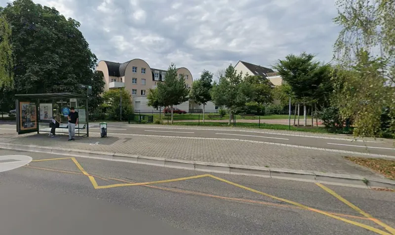 La rue de la Brême, arrêt de bus devant l’immeuble